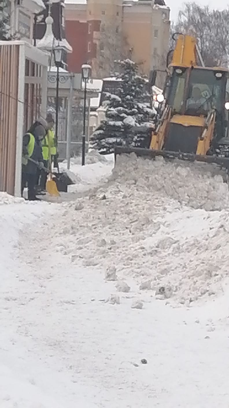 В Елабуге продолжают расчищать последствия снежных заносов | 13.12.2022 |  Елабуга - БезФормата